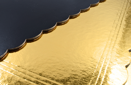 PODKŁAD POD TORT FALBANKA ZŁOTO-CZARNY 30x40cm a1szt