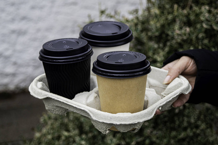 KUBEK PAPIEROWY JEDNORAZOWY DO KAWY KRAFT 2x50SZT 400ML+ wieczka czarne fi90 a100szt