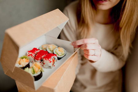Pudełka z okienkiem na ciastka pierniki sushi 22x9x5cm a100szt